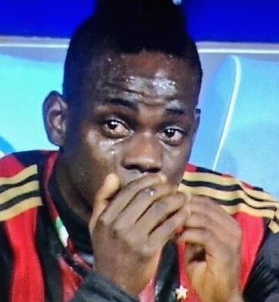 Le lacrime di Balotelli a Napoli, l&#39;8 febbraio, dopo una gara deludente: dietro il pianto probabilmente anche i problemi personali legati alla prima visita negata alla figlia Pia. Ansa